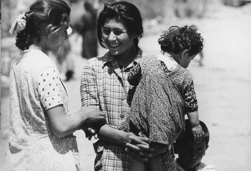 Девушки с детьми, 1960-е, Армянская ССР. Выставка «Говорить на одном языке» с этой фотографией.