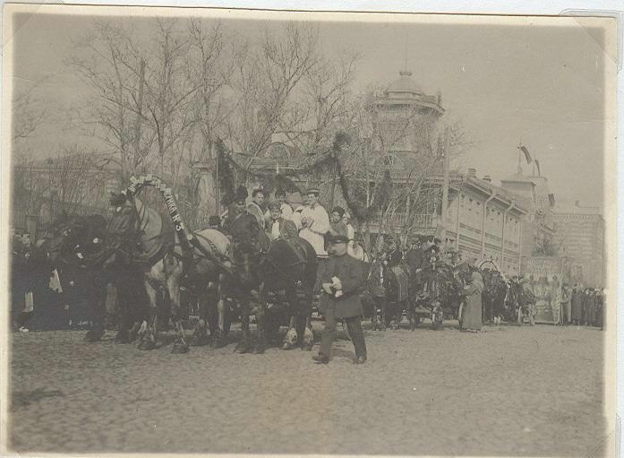 Праздничные колонны рабочих фабрики «Большевик», 31 декабря 1918 - 31 декабря 1919, г. Москва
