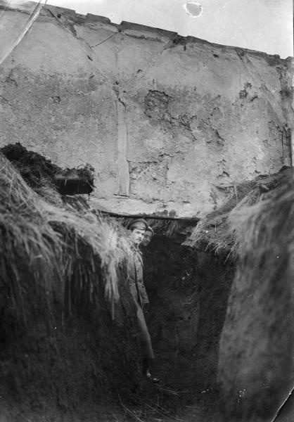 Ход сообщения под разрушенным зданием, 1917 год