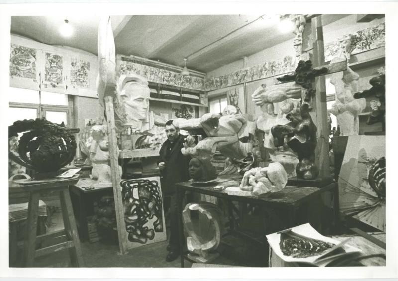 Эрнст Неизвестный в своей мастерской, 1975 год, г. Москва. Видео «"Юность" была у всех» с этой фотографией.