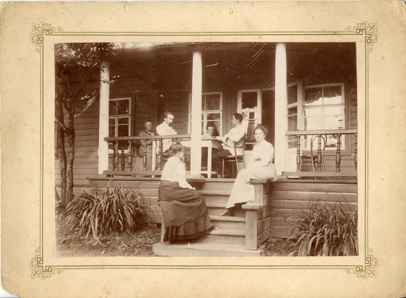 Семья на дачной веранде, 1890-е