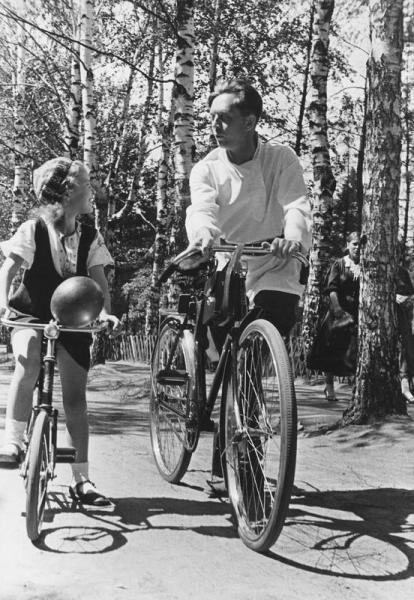В парке «Сокольники». Велосипедисты, 1937 год, г. Москва. Выставки&nbsp;«Парк собирает друзей»&nbsp;и «На "педальном коне"» с этой фотографией.с этой фотографией.&nbsp;