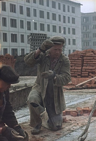 Строители на стройке, 1960-е, г. Москва. Выставка «Строили-строили и наконец построили!»&nbsp;с этой фотографией.