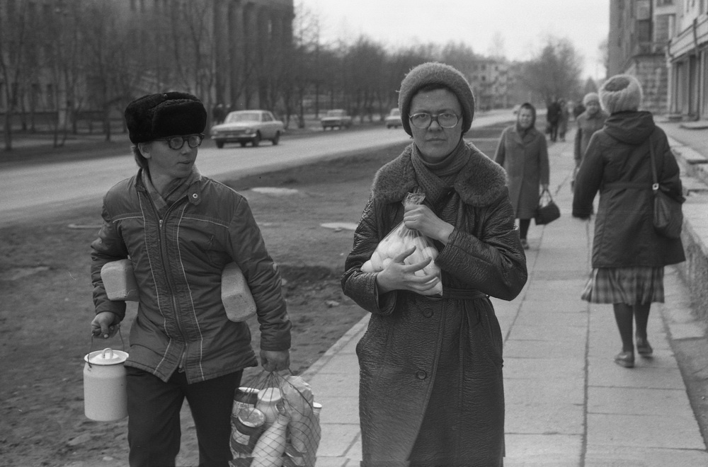 Портрет с покупками, 1983 год, г. Новокузнецк. Выставка «А где же яйца?» с этой фотографией.&nbsp;