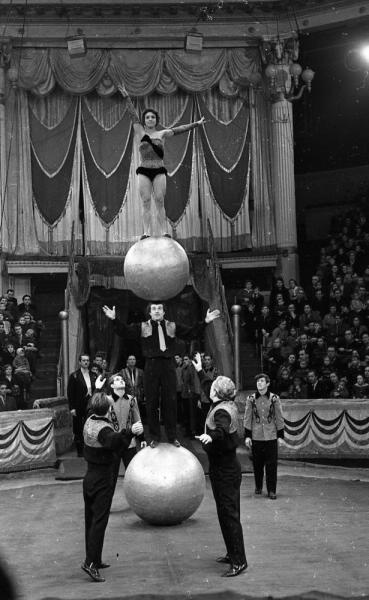 Цирк. Акробаты на шарах под руководством Бориса Газаряна, 1959 год, г. Москва