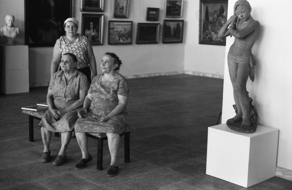Смотрительницы. Музей изобразительных искусств, 1981 год, г. Новокузнецк. Выставка «Пойдем в музей?» с этим снимком.