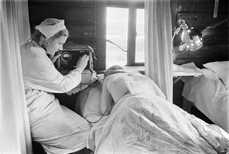 Раненый и процедурная сестра, 1943 год. Полевой госпиталь.Выставка «Медсестры. Ради здоровья других» с этой фотографией.