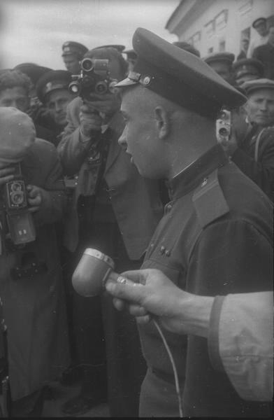 Из серии «Встреча героев "49 дней"», 1960 год, о. Сахалин, г. Южно-Сахалинск. Справа – Асхат Зиганшин (один из героев «49 дней»).