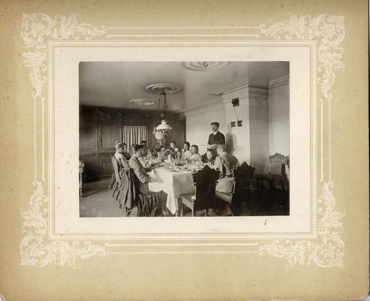 Обед в семье, 1910-е
