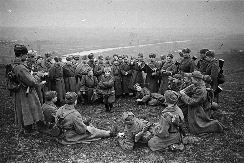 Советские солдаты в минуты отдыха, 14 января 1945 - 3 февраля 1945, Польша. Варшавско-Познанская операция.Воспитанник 1-го мотострелкового батальона 3-й гвардейской мотострелковой бригады Ваня Козлов.