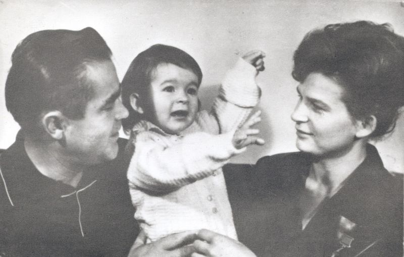 Андриян Николаев и Валентина Терешкова с дочерью Леной, 1964 - 1965. Выставка «Третий пошел! Космонавт Андриян Николаев» с этой фотографией.