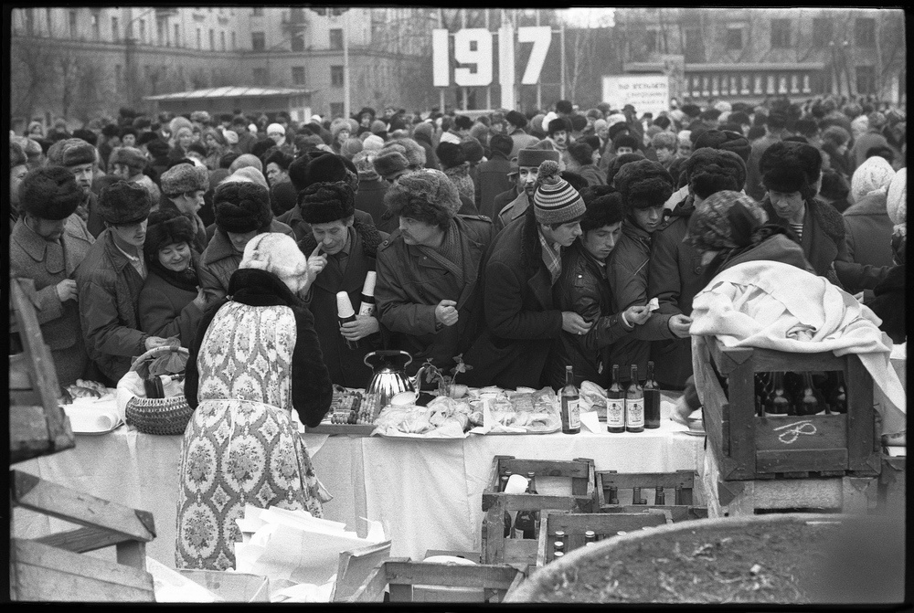Масленица на площади Ленина, 13 марта 1983, г. Новокузнецк. Выставка «Масленичные гуляния» с этой фотографией.