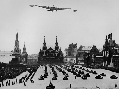«Максим Горький» над Красной площадью. Военный парад, 1 мая 1935, г. Москва