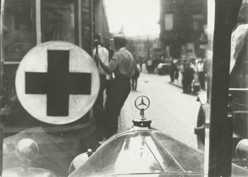 Скорая помощь, 1929 год. Выставка «Карета скорой помощи», видео «К 180-летию фотографии. Эпизод X: 1920-е годы. Авангардная фотография» с этой фотографией.