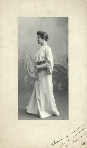Портрет молодой женщины, 1904 год, г. Москва. Надпись справа внизу: «Дорогому папе от очень любящей его Ольги. 1904 г.».