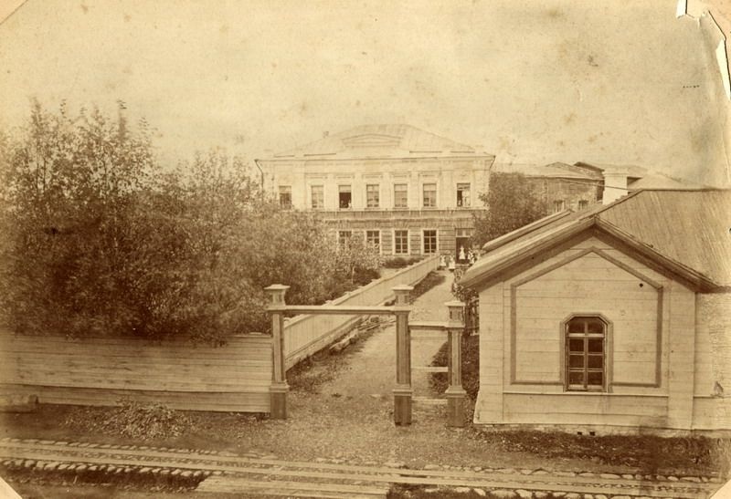 Мариинская женская гимназия: вид с юга, 1890-е, г. Череповец. Ныне улица Коммунистов.