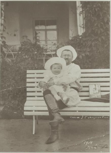 Савва Тимофеевич Морозов с сыном Саввой, май 1904. Выставка «Работаю, значит, существую» с этой фотографией.