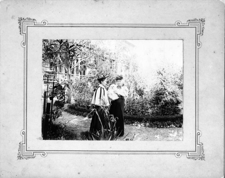 В саду, 1900-е