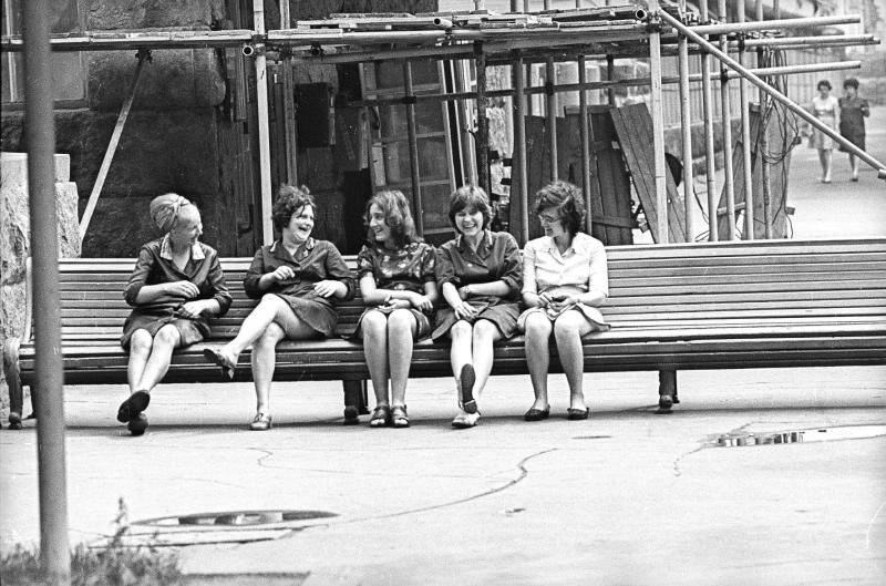 Девушки, 1970-е. Выставка «Что такое счастье?» с этой фотографией.&nbsp;