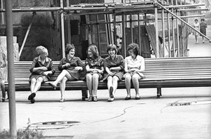 Девушки, 1970-е. Выставка «Что такое счастье?» с этой фотографией.&nbsp;