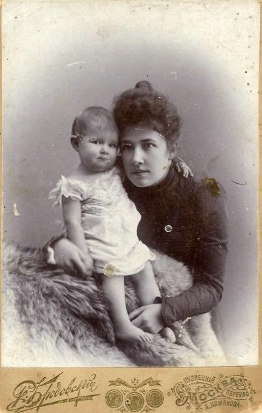 Женский портрет с ребенком, 1900 - 1907, г. Москва. Альбуминовая печать.Выставка «Ой, мамочки!» с этой фотографией.