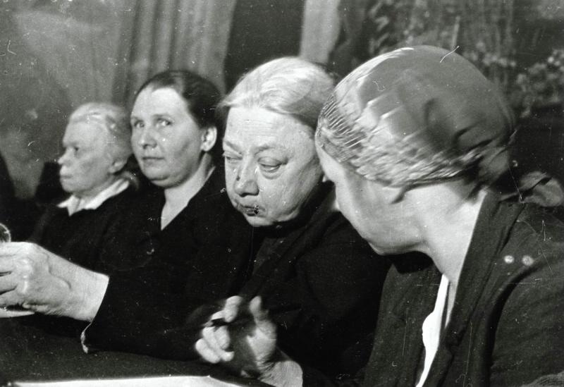 Надежда Крупская с работницами завода «Красный богатырь», 1935 год, г. Москва