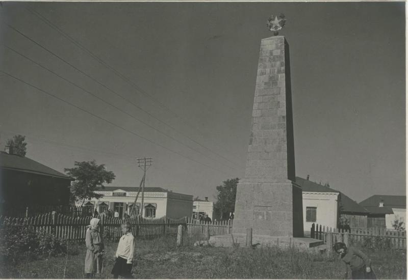 Памятник. Сельская улица, 1935 - 1939, Украинская ССР