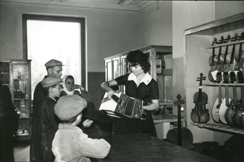 В отделе музыкальных инструментов универсального магазина, 1960 - 1965, Казахская ССР