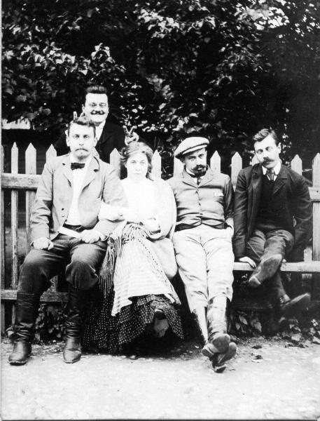 Группа людей на лавке, 1910-е