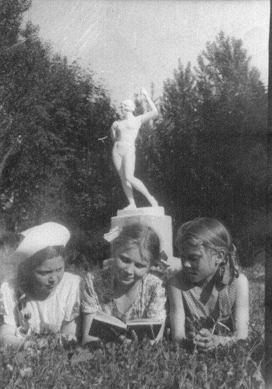 В Парке культуры и отдыха, июль 1950, г. Череповец. Выставка «Парк собирает друзей» с этой фотографией.&nbsp;