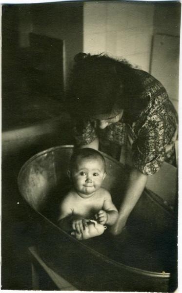 Помывка дочки в коммунальной квартире, 1952 год, г. Москва. Выставки&nbsp;«День матери»&nbsp;и «Ой, мамочки!» с этой фотографией.