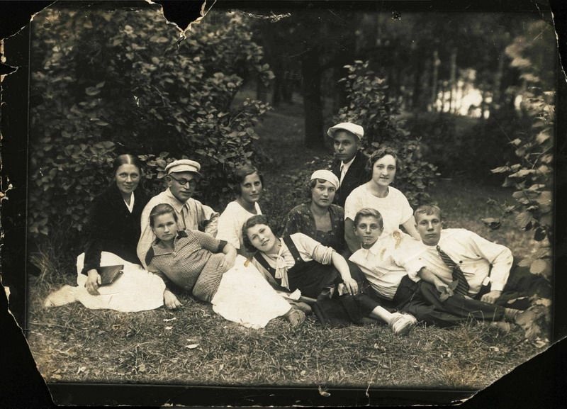 Группа отдыхающих в Доме отдыха «Карачарово», 1939 год, Калининская обл., пос. Карачарово. Из архива семьи Свердловых.