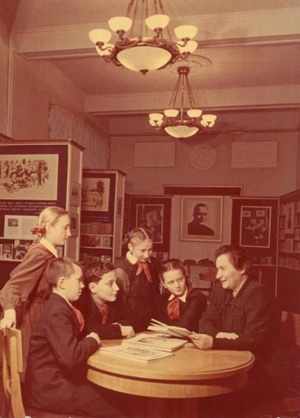 Агния Барто с пионерами, 1950-е, г. Москва