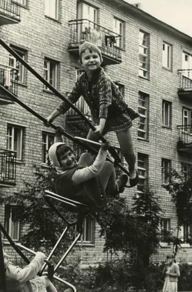 На качелях, 1970 - 1975. Выставки «Детские забавы ушедшей эпохи»,&nbsp;«Возвращение в детство: игровые площадки СССР»&nbsp;и «На площадке» с этой фотографией.