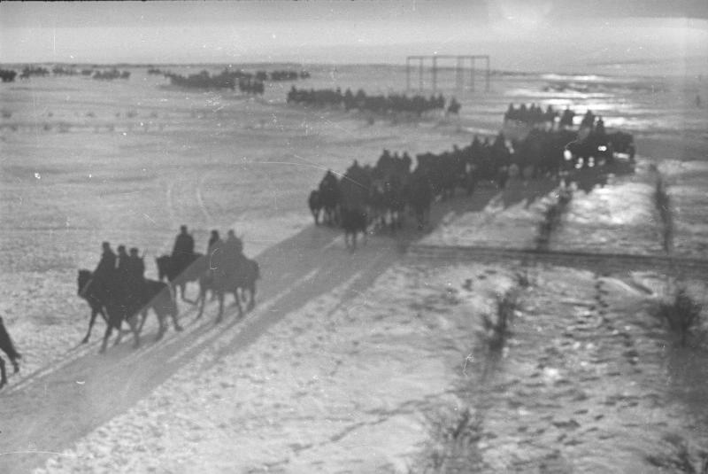 Польская дивизия. Военный обоз, двигающийся по снежному полю, 1941 - 1942, Оренбургская обл.