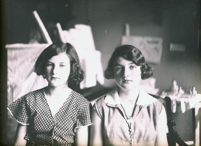 Две девочки. Берта Раутенштейн (дочь архитектора И. И. Раутенштейна) и Людмила (дочь Э. И. Раутенштейн), 1930 - 1935, г. Москва. Из архива семьи Раутенштейнов.