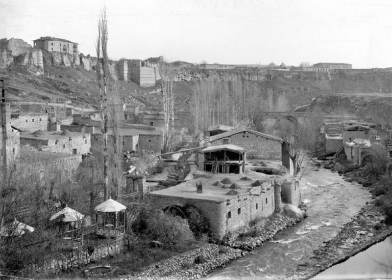 Вид с реки Занге на крепость и остатки Сардарского дворца, март 1911, г. Эривань. Эривань (ныне Ереван).