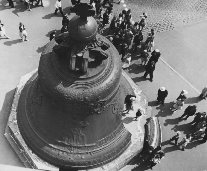 У Царь-колокола в Московском кремле, июль - август 1957, г. Москва, Кремль. Видео «Царь-колокол» с этой фотографией.