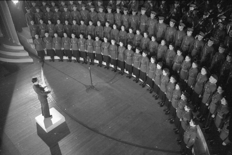 Ансамбль НКВД на сцене, 1938 год, г. Москва. Выставка «Владислав Микоша. "Я останавливаю время"» с этой фотографией.