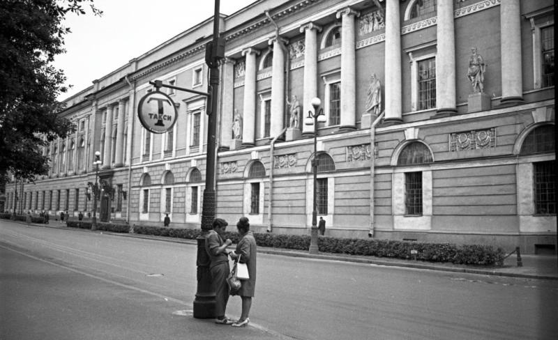 «Он и она», 1960-е, г. Ленинград. Выставка «Влюбленные» с этой фотографией.
