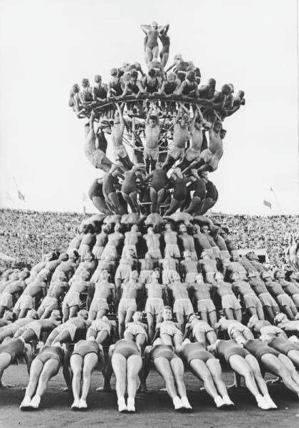 «Пирамида», 1954 год, г. Москва. Видео «Стадион "Лужники"» с этой фотографией.