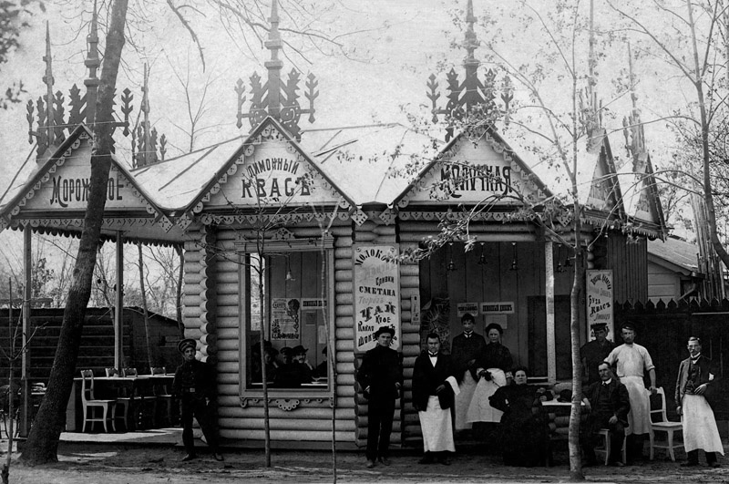 Летние киоски, 1910-е, г. Санкт-Петербург. Выставка «Из истории общепита» с этой фотографией.