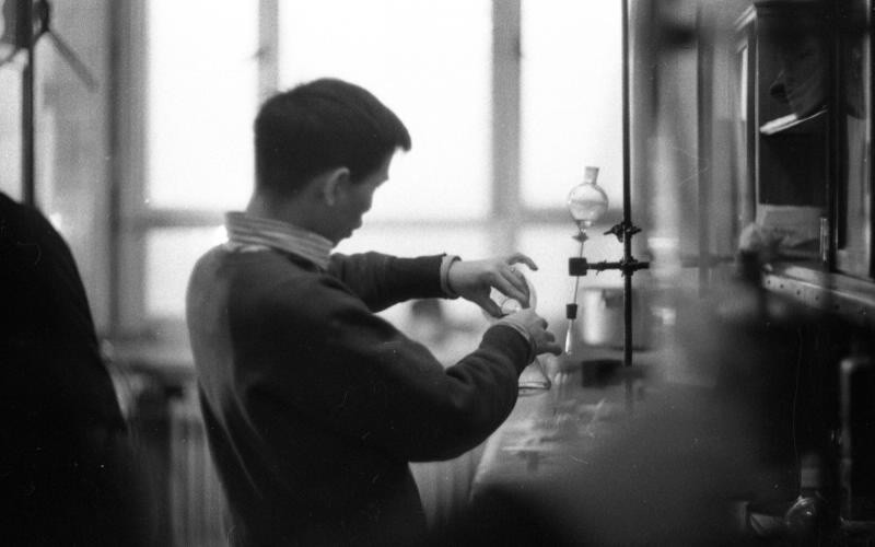 Студент в лаборатории, 1963 - 1964, г. Москва. Из серии «Московский университет».