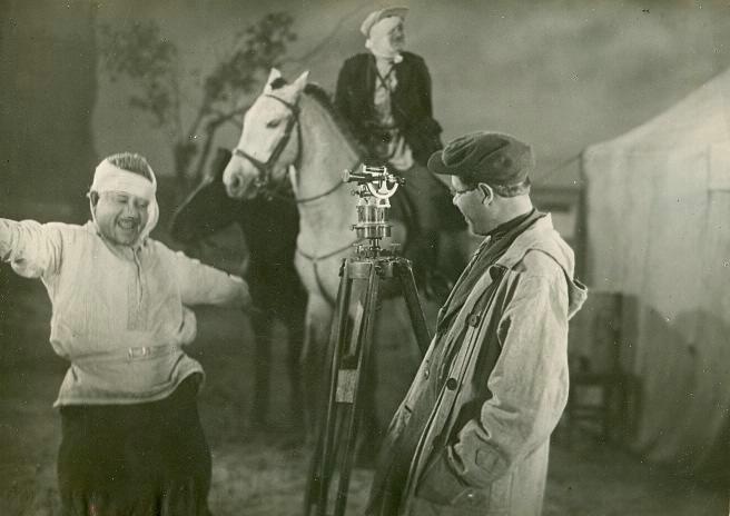 Сцена из спектакля с участием актера Леонида Кулакова, 1940-е