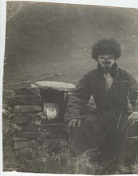 Православный горец у могилы близких, 1920-е, Северный Кавказ