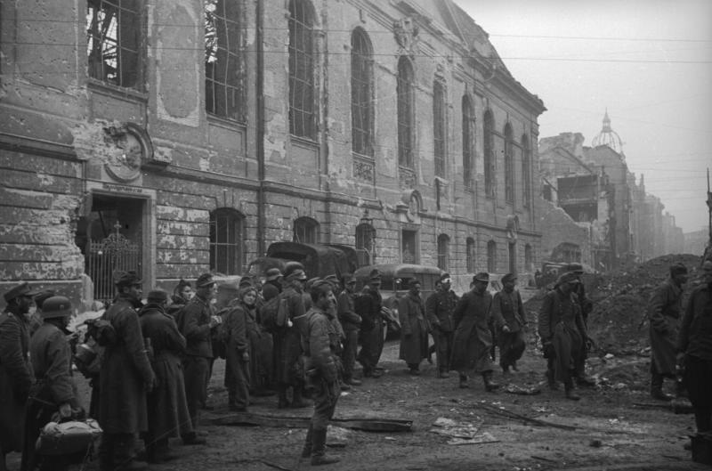 Немецкие пленные на улице разрушенного Берлина, 1945 год, Германия, г. Берлин