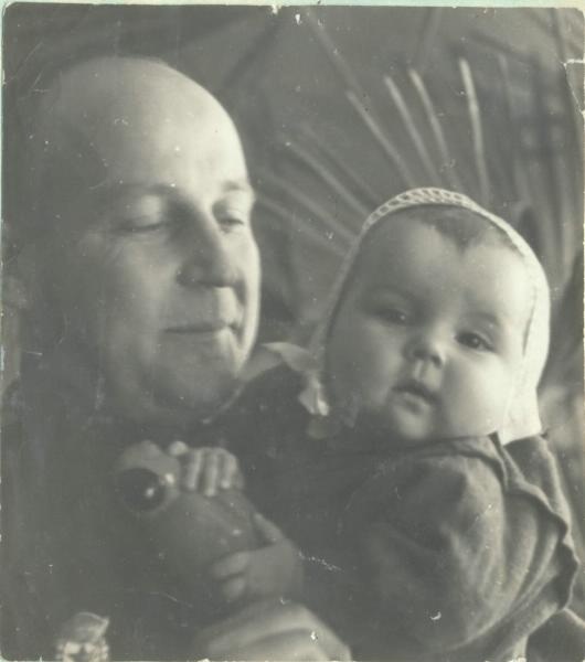 Мужчина с ребенком, 1940-е
