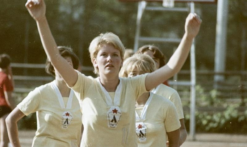 Женщины играют в баскетбол, 1967 год, Волгоградская обл., г. Волжский. Выставка «Советские блондинки» с этой фотографией.