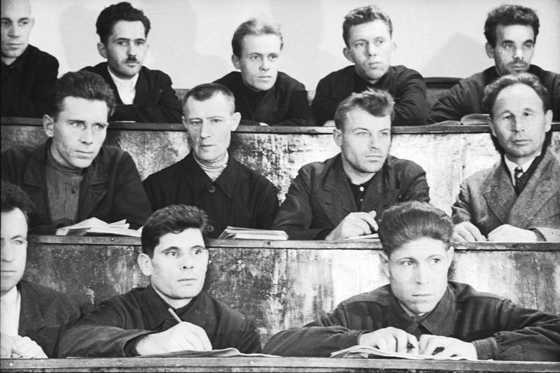 Металлурги учатся. Студенты на занятиях в техникуме, 1937 год, г. Магнитогорск. Выставка «Тянуться к знаниям» с этой фотографией.