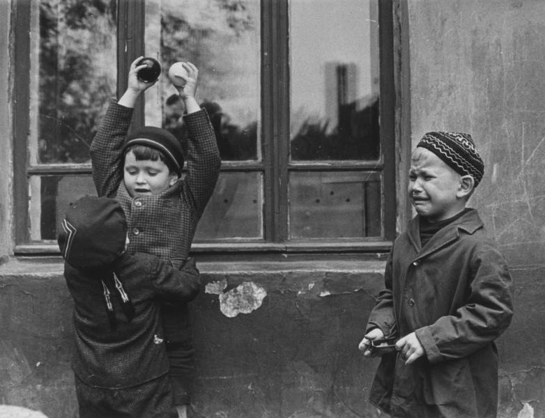 Без названия, 1964 год. Выставки:&nbsp;«Детские забавы ушедшей эпохи», «Друзья двадцатого столетия» с этим снимком.